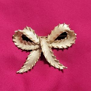 🌻3 for $40🌻 Vintage Crown Trifari Bow Brooch